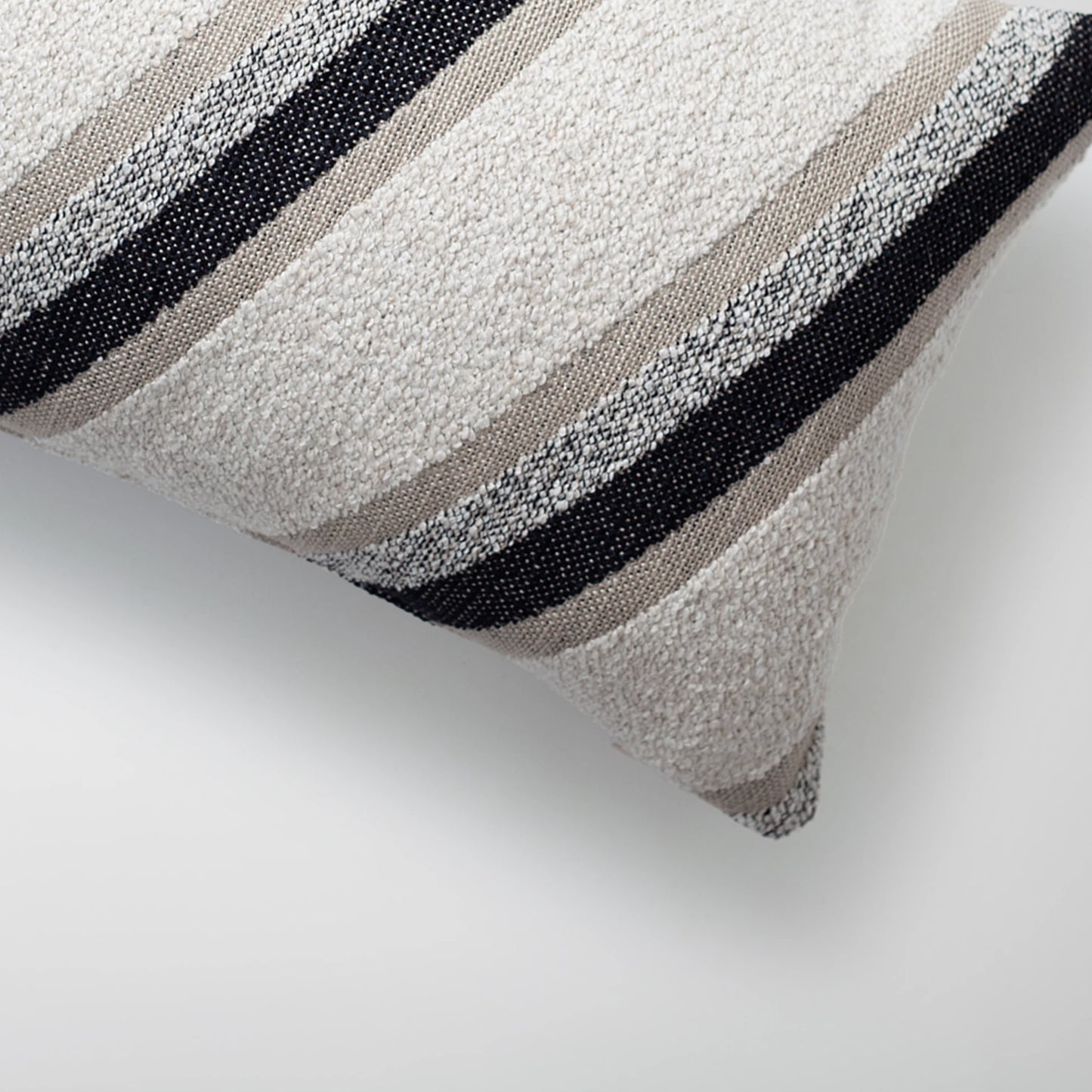 Oblique - Keten Verev Çizgili Desenli Kırlent 30x50 - Siyah