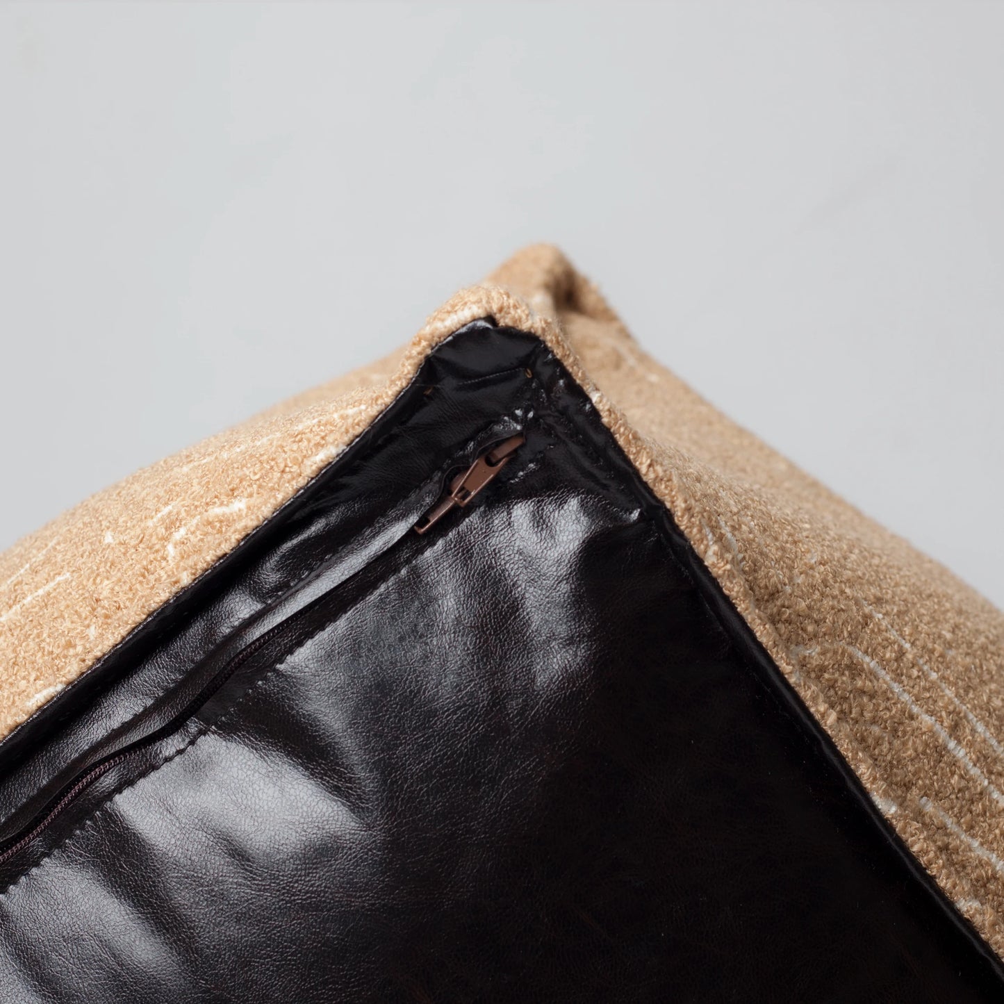 Amorf - Soyut Desenli Puf - Devetüyü & Beyaz