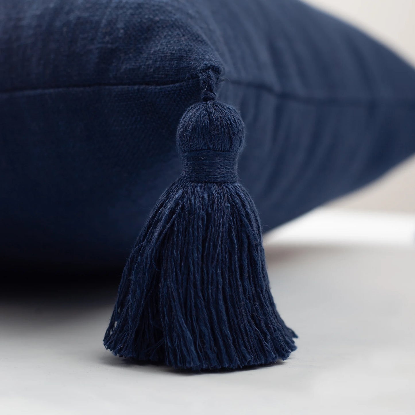 Loom - Viskon Keten %100 Natural Püsküllü 50x50 Kırlent - Lacivert