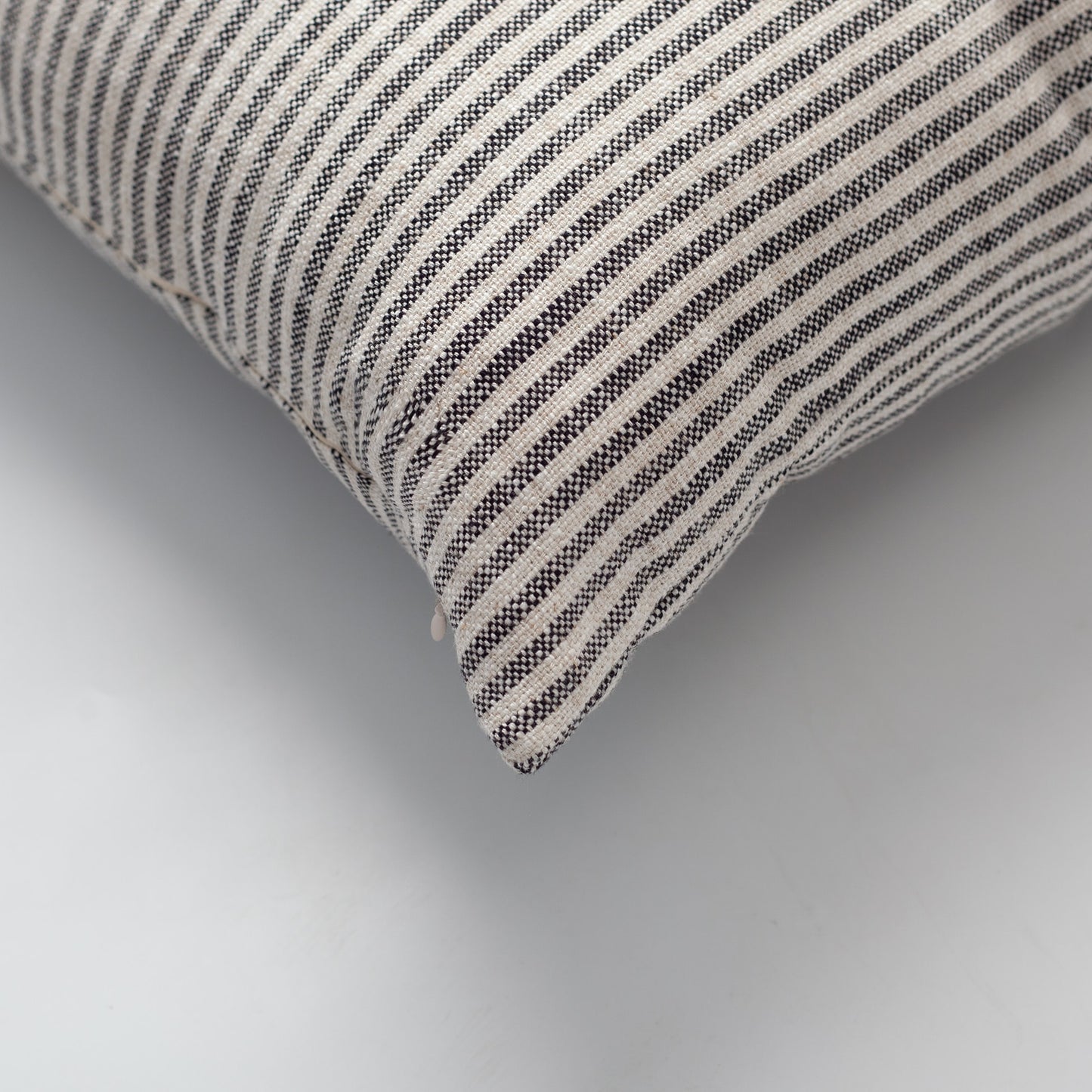 Zuma - Keten Çizgili %100 Naturel Kırlent 45x45 - Siyah