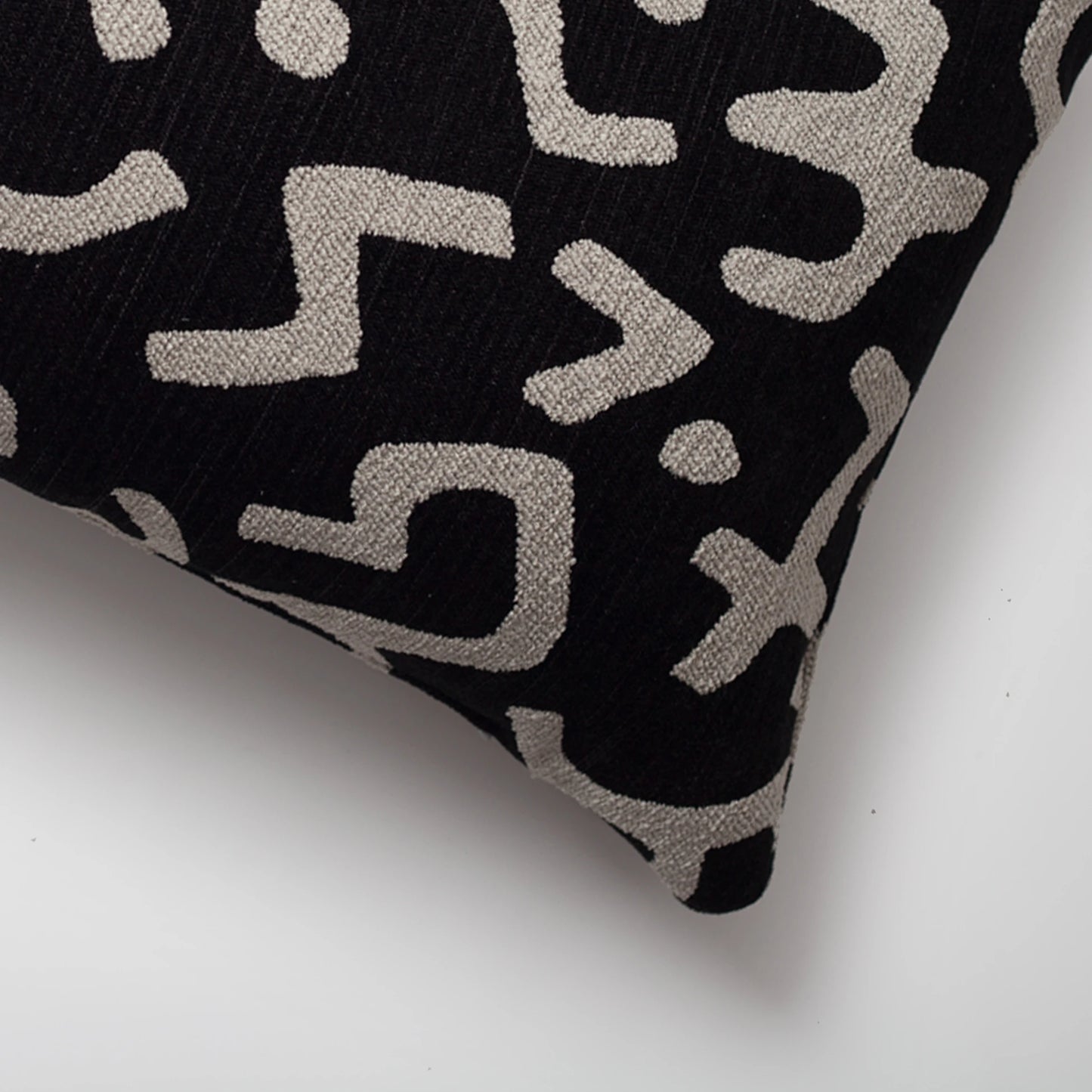 Nandos - Labirent Desenli 35x70 Kırlent - Siyah