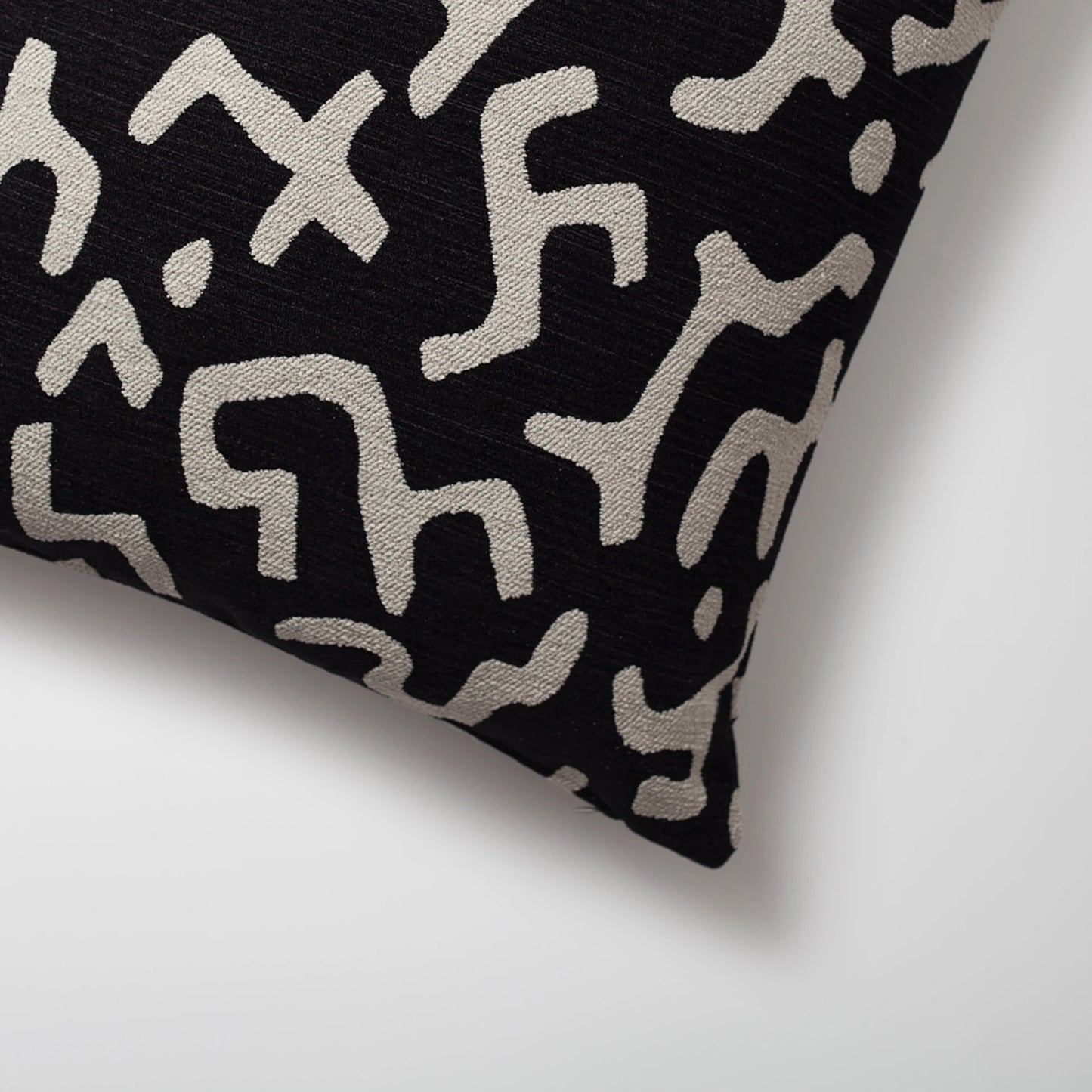 Nandos - Labirent Desenli 50x50 Kırlent - Siyah