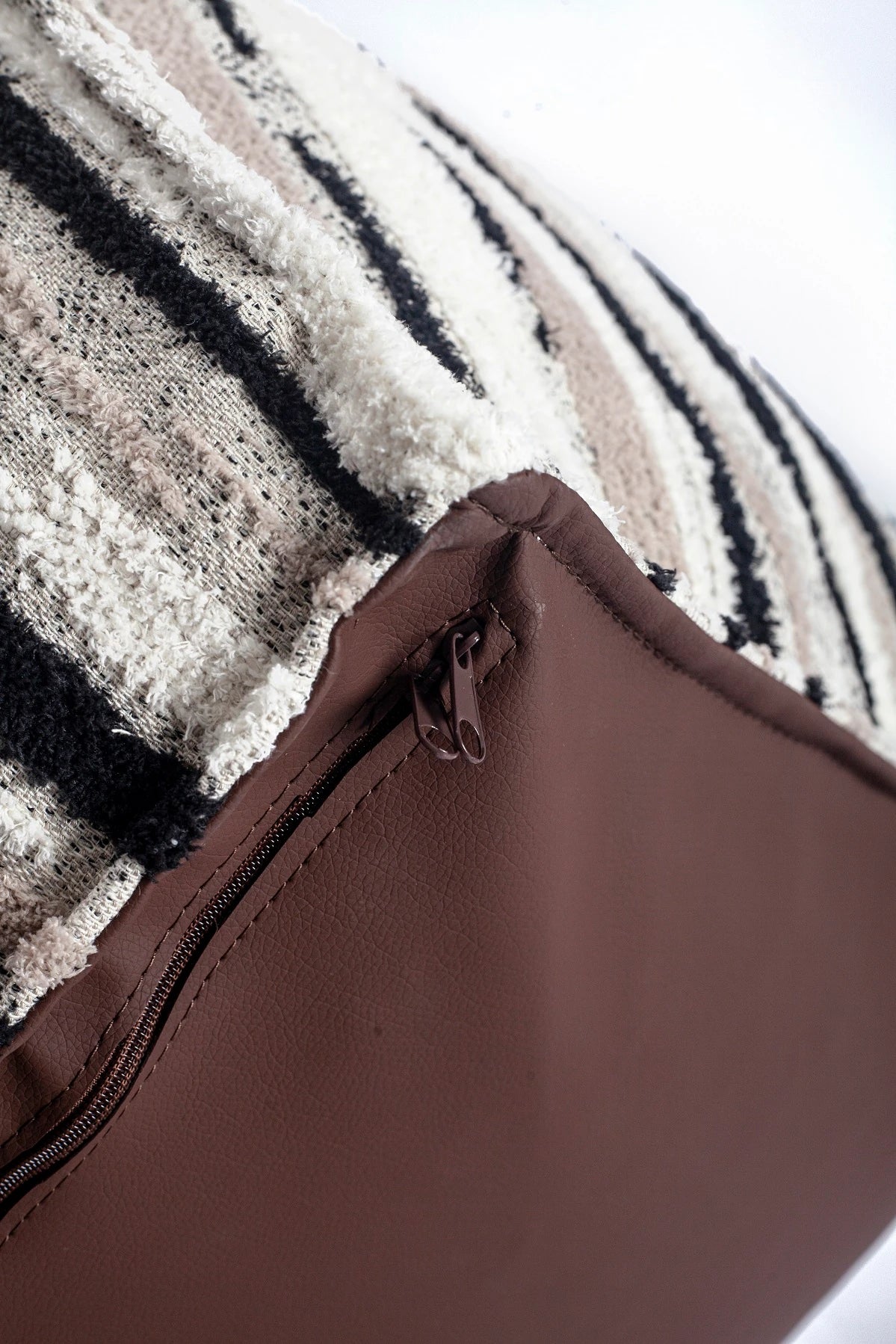 Alpaka - El Dokuma Tarzı Desenli Puf