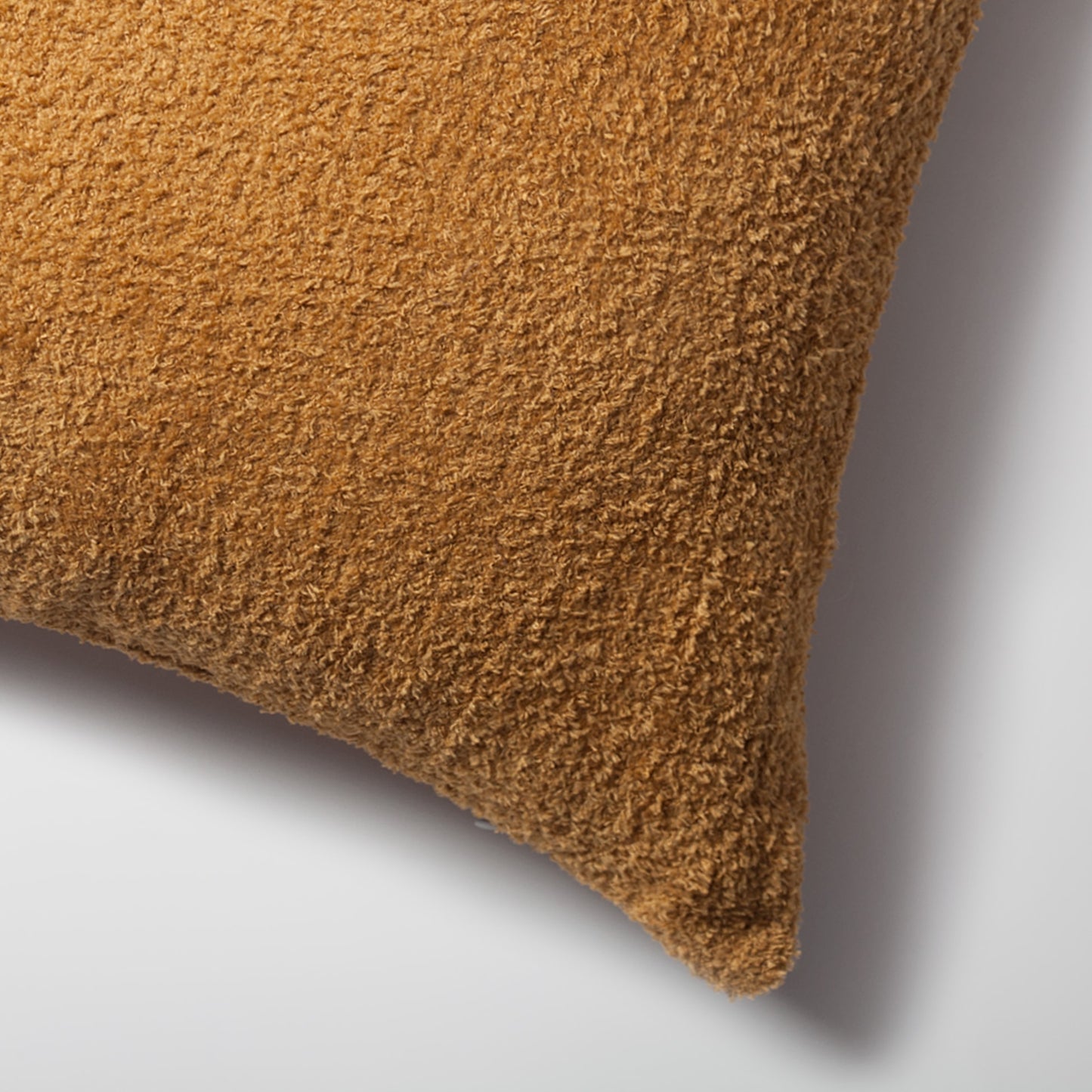 Cozy - Sheepskin Dokulu Tüylü Kırlent 50x50 - Hardal