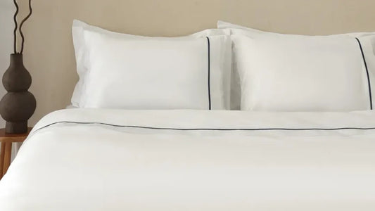 Beyaz Nevresim Takımı ile Yatak Odasında Saf Şıklık