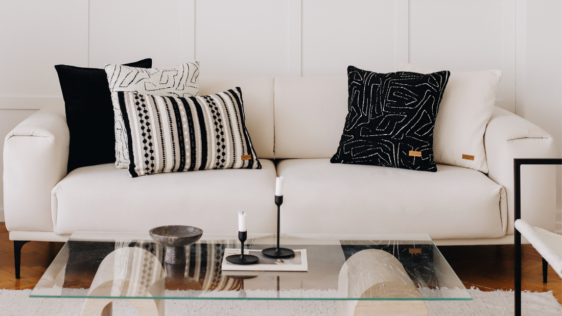 Bej, terracotta ve toprak tonlarında kırlentlerle oluşturulmuş gün batımı tonları salon dekorasyonu