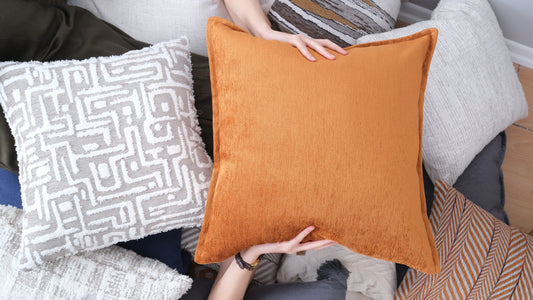 Sadeyle Zarif Arasında: Minimal Dekorasyonda Kırlent Kullanımı