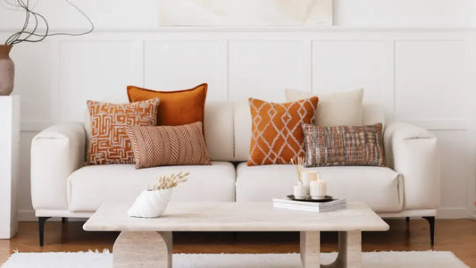 Şıklık ve Sıcaklık Evinizde: FineRoom Living ile Yanık Turuncu Kırlent Kombinleri