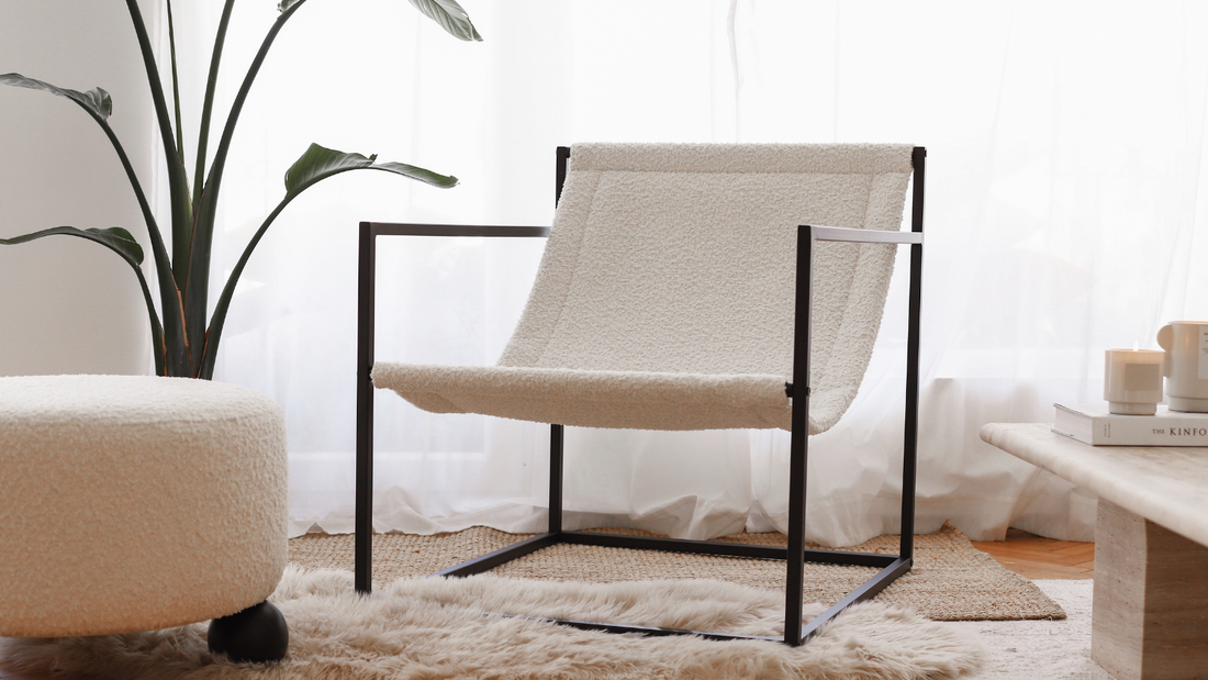 İskandinav dekorasyon tarzında açık tonlar, doğal ahşap ve minimal tekstil kullanımıyla tasarlanmış modern salon