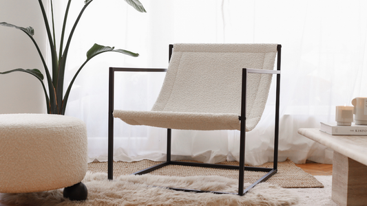 İskandinav dekorasyon tarzında açık tonlar, doğal ahşap ve minimal tekstil kullanımıyla tasarlanmış modern salon