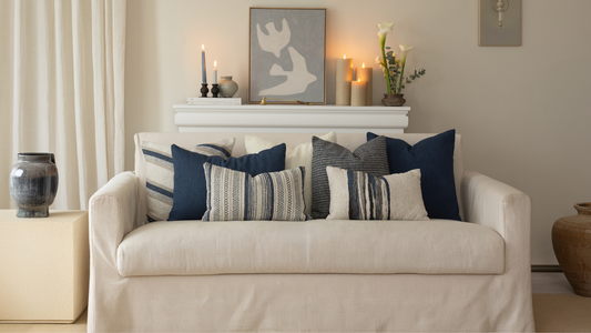 Kadife ve keten dokulu kırlentlerin yan yana gösterildiği modern salon dekorasyonu, FineRoom Living