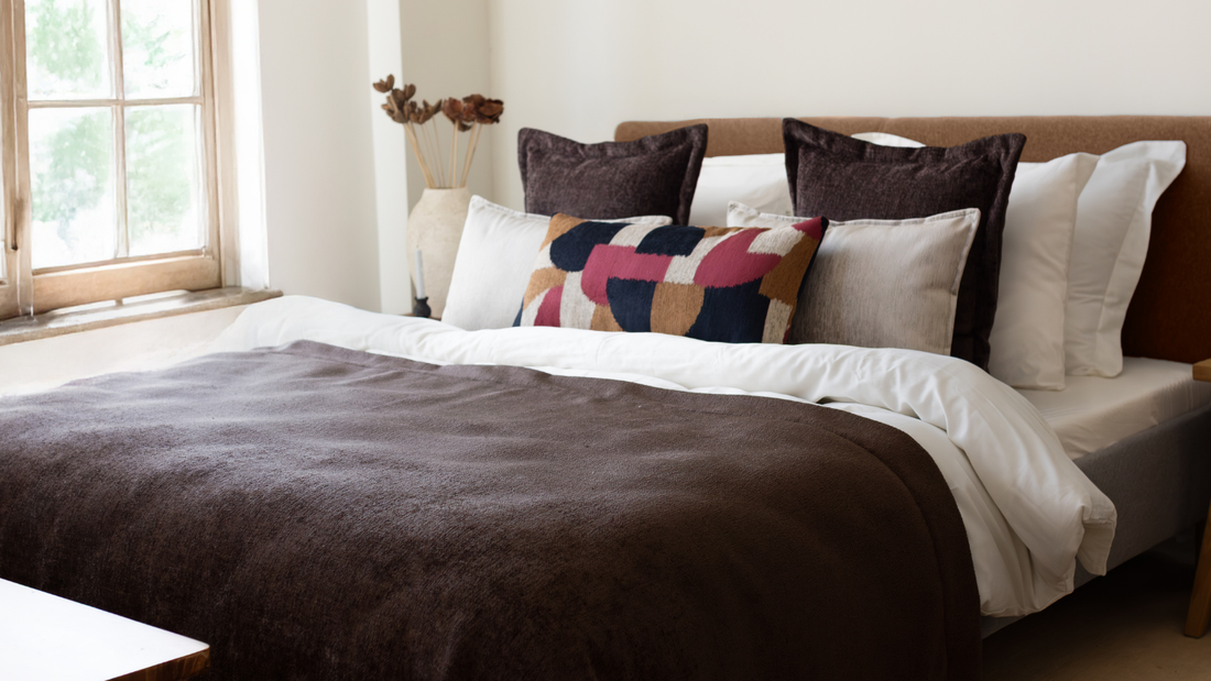 Kırlent kombinleri ve yatak runner ile şık biçimde düzenlenmiş modern yatak odası dekorasyonu, FineRoom Living
