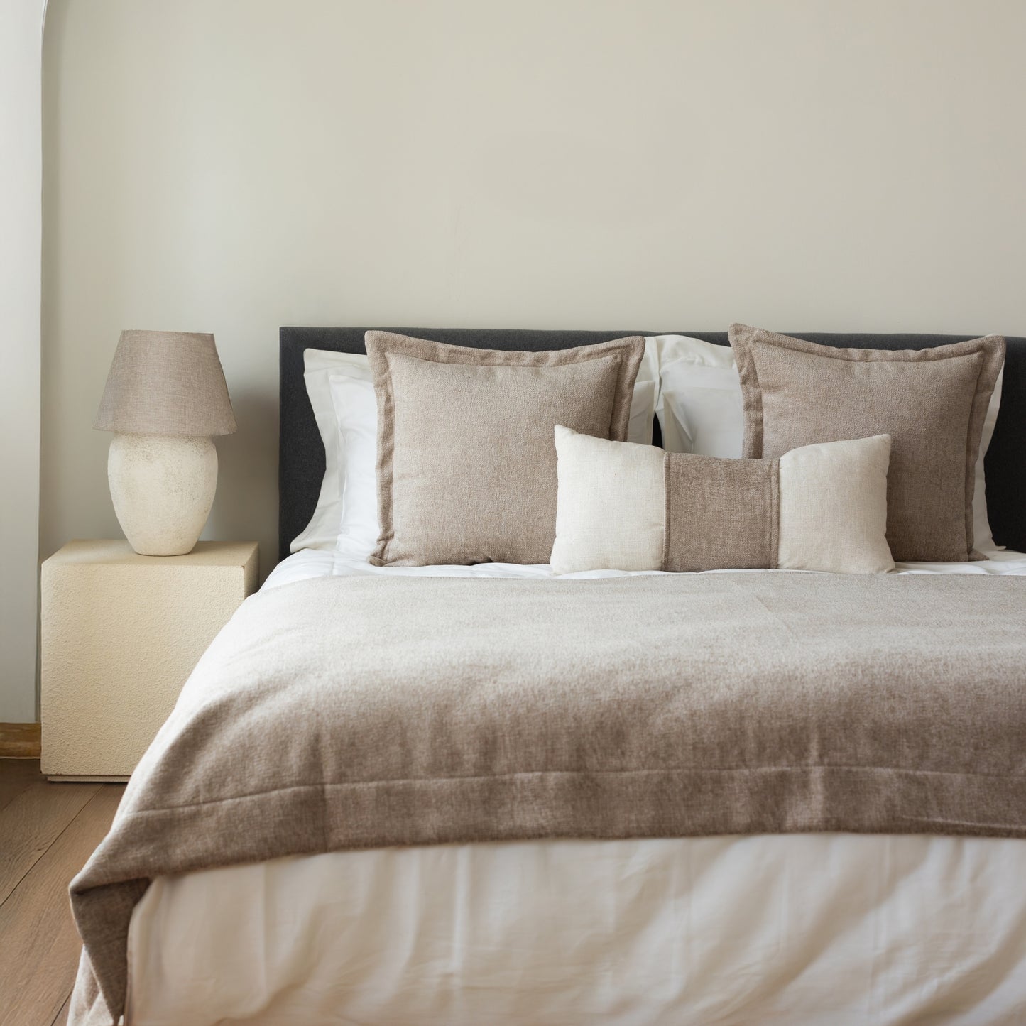 Borla & Belt - 3'lü Kırlent ve Geniş Yatak Runner Set - Açık Bej