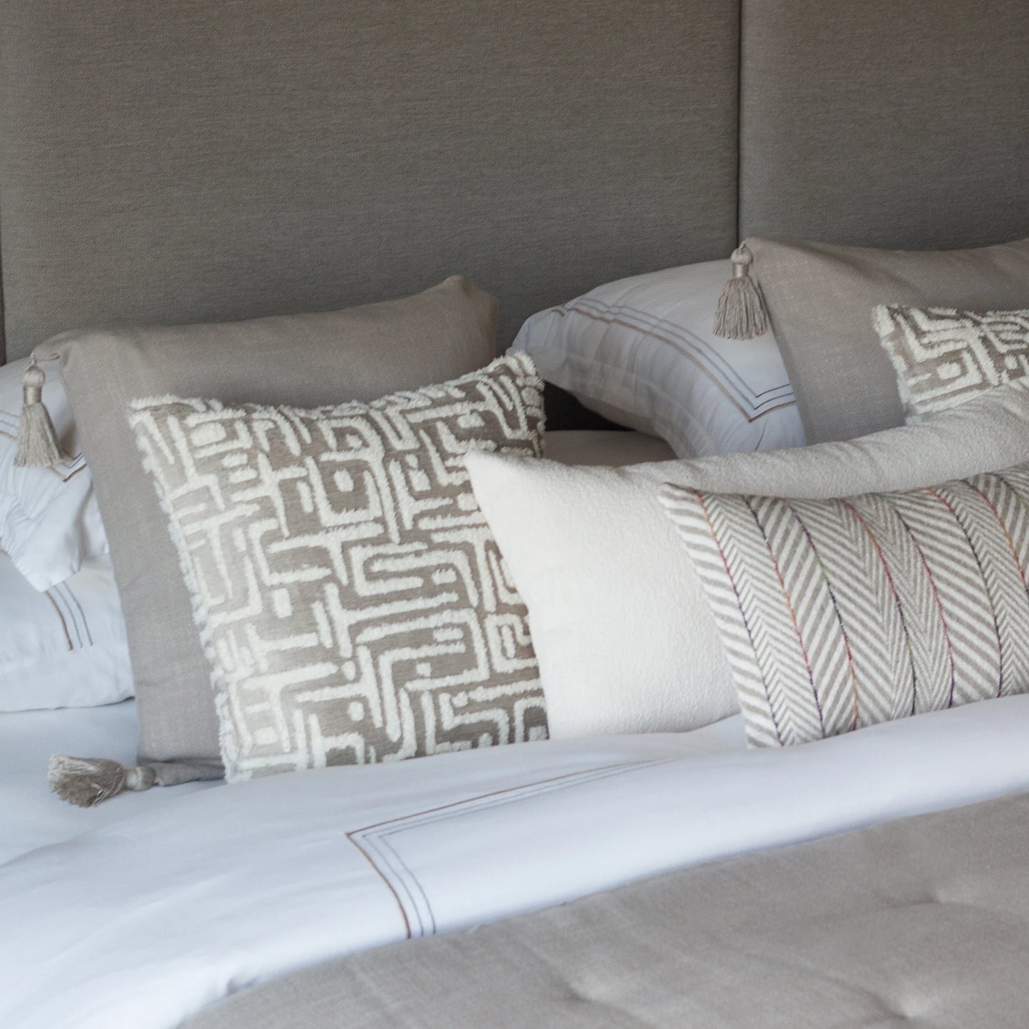 Loom Keten Püsküllü Yatak Runner + 6 Yastıklı Set Gilda Sense