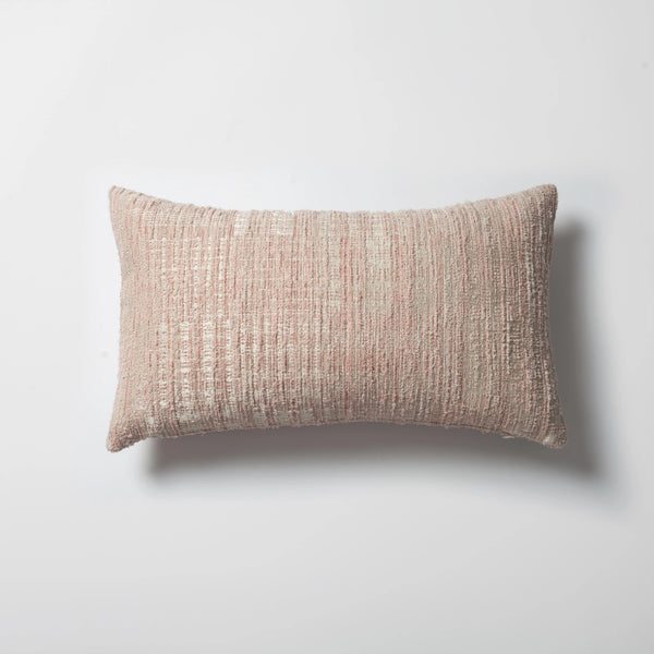 Pembe soyut desenli dokulu dikdörtgen kırlent kılıfı 30x50 cm