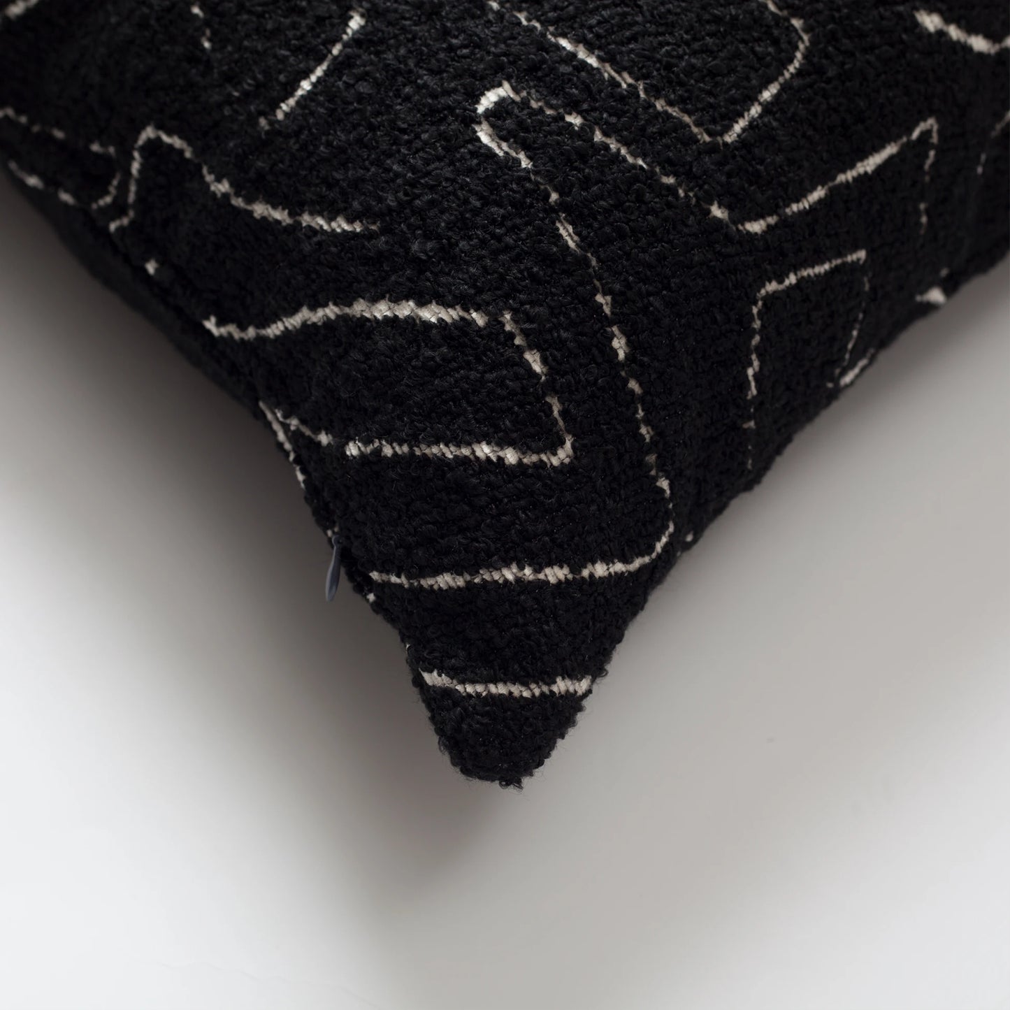 Amorf - Soyut Desenli 50x50 Kırlent - Siyah