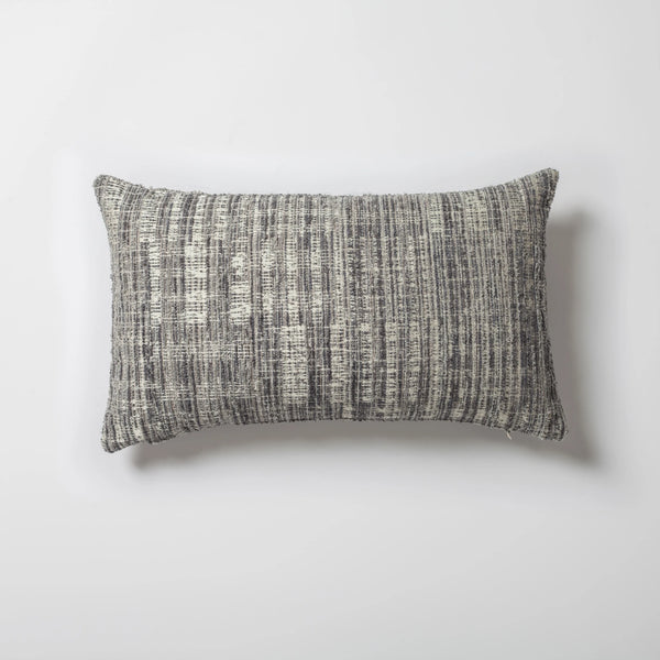 Gri soyut desenli dokulu dikdörtgen kırlent kılıfı 30x50 cm