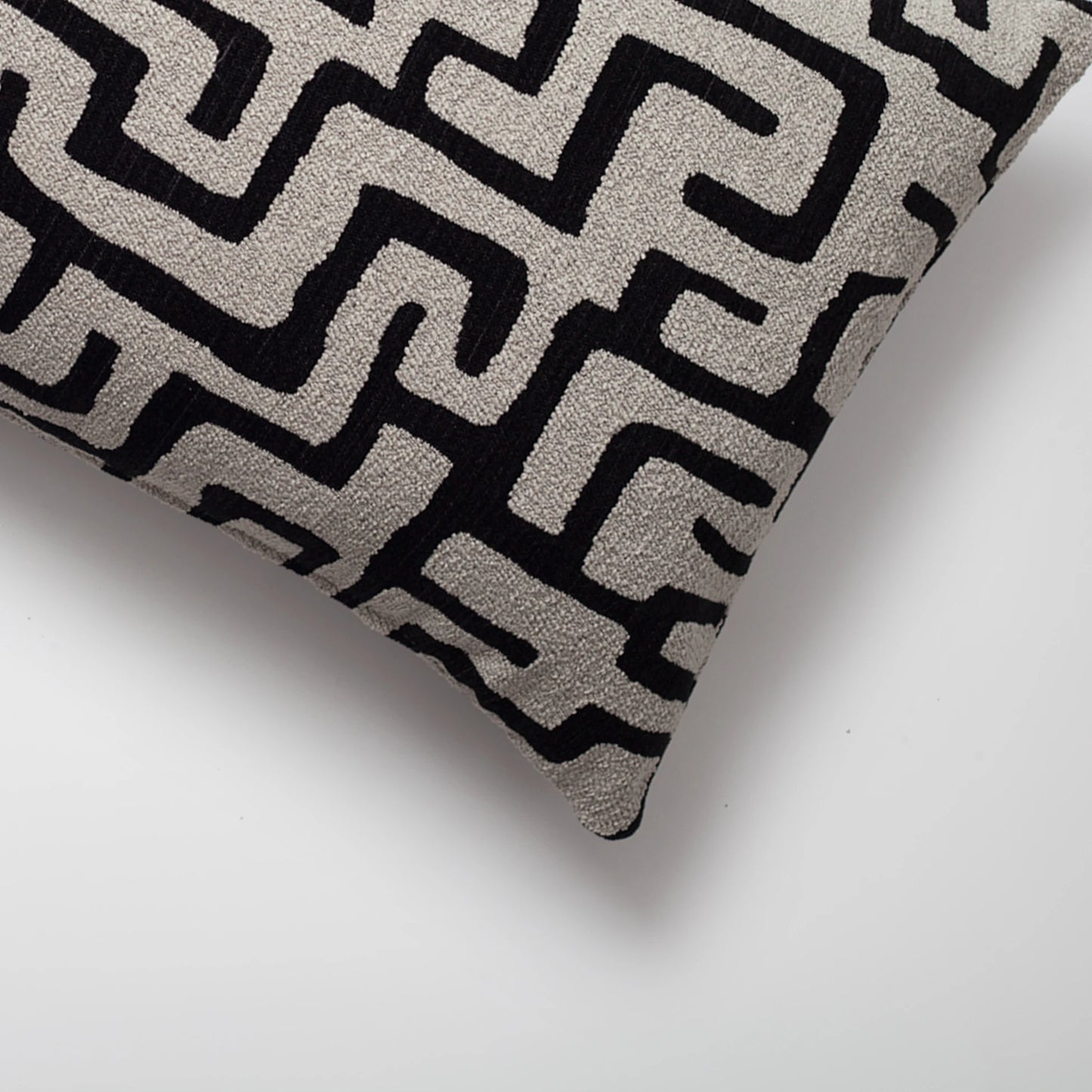 Norm - Labirent Desenli 35x70 Kırlent - Siyah