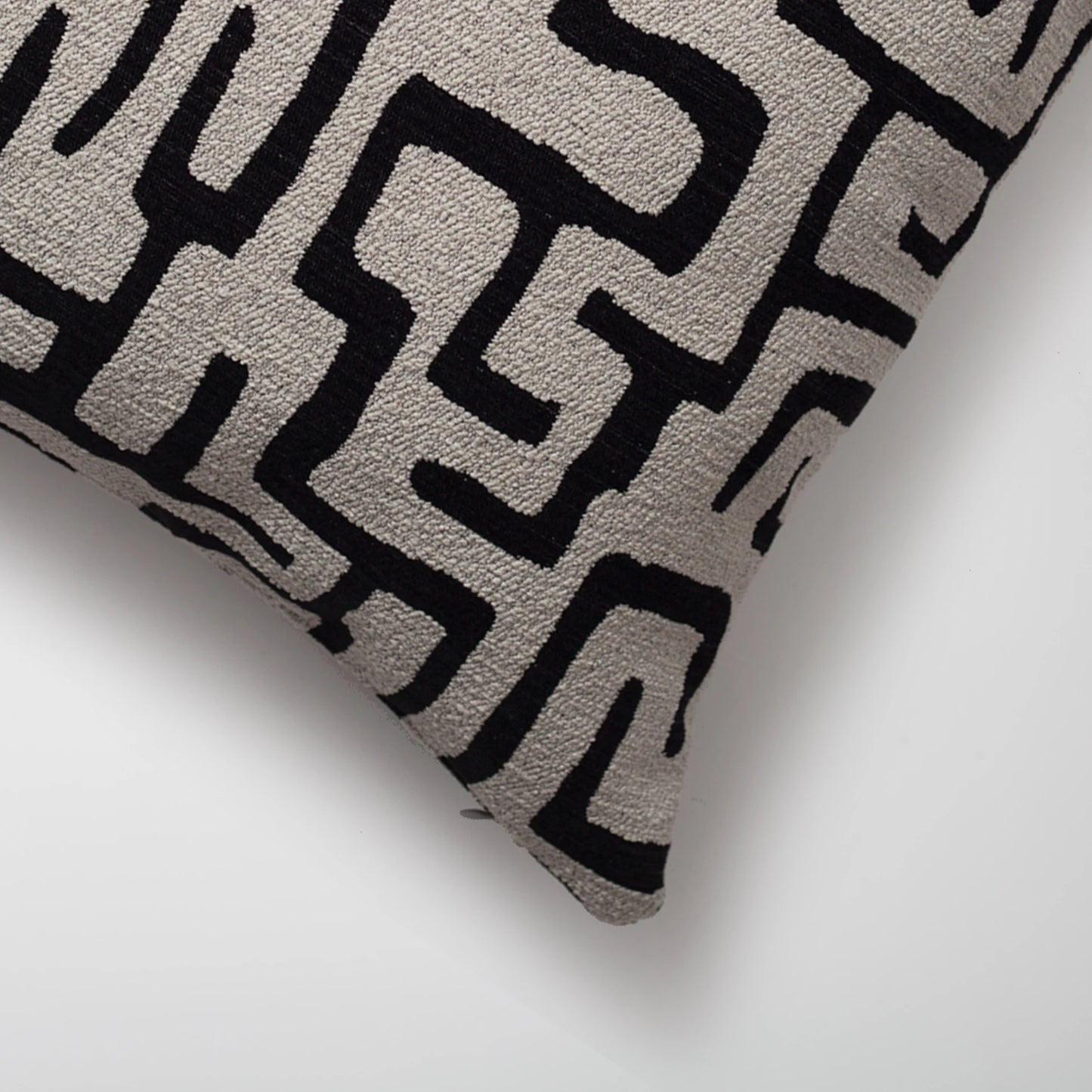 Norm - Labirent Desenli 50x50 Kırlent - Siyah