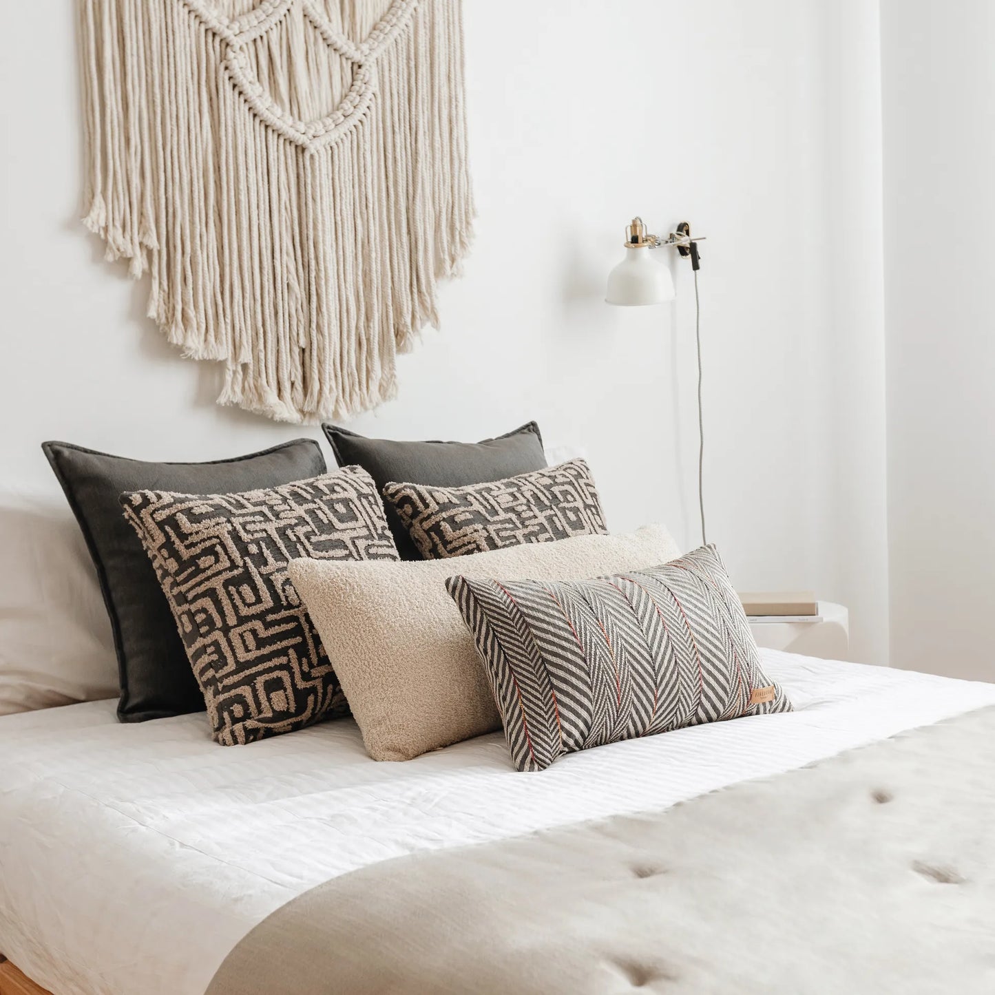 Loom Keten Püsküllü Yatak Runner + 6 Yastıklı Set - Antrasit