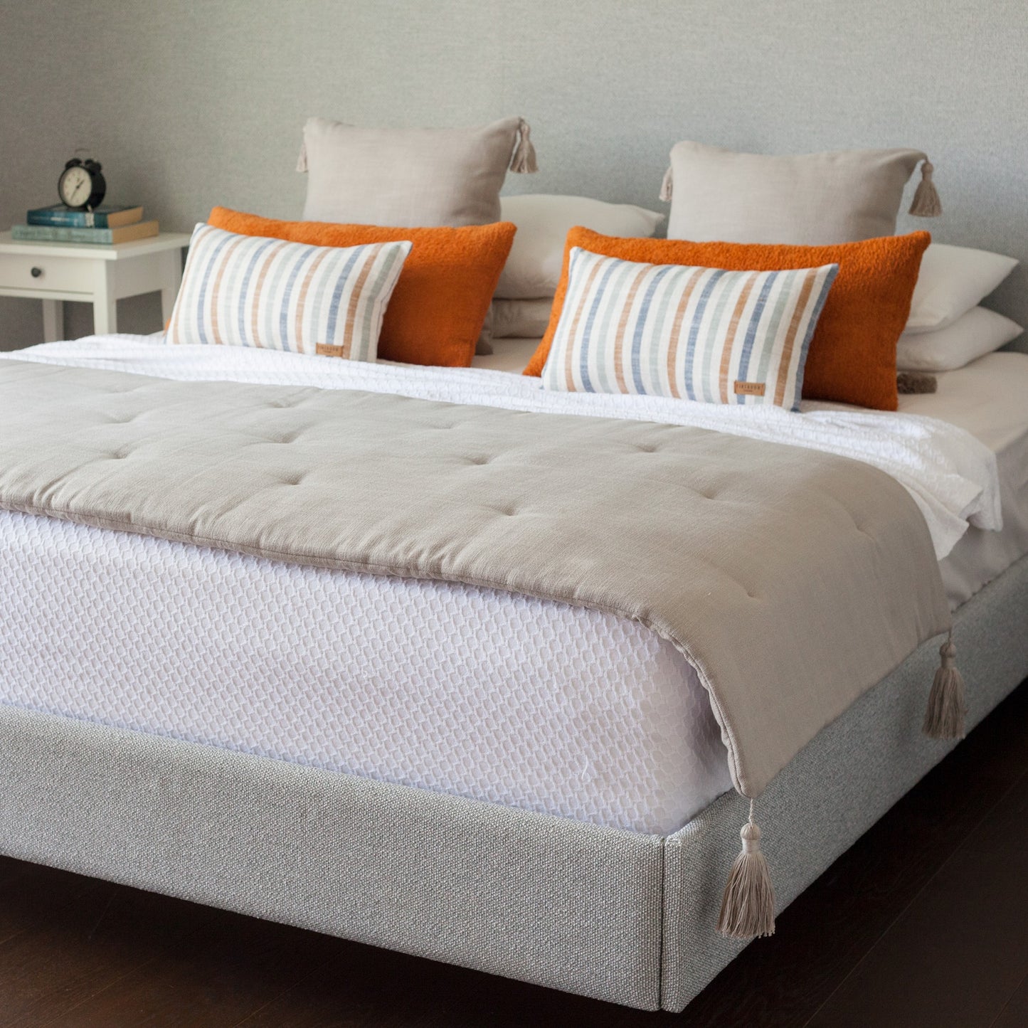 " Loom " Keten Püsküllü Yatak Runner + 6 Yastıklı Set Cozy Capri Yatak Grubu