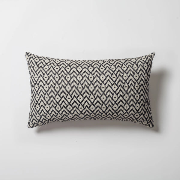 Siyah keten küçük desenli kırlent kılıfı 30x50 cm