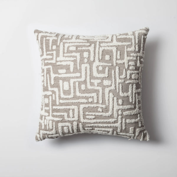 Bej labirent desenli kırlent kılıfı 45x45 cm