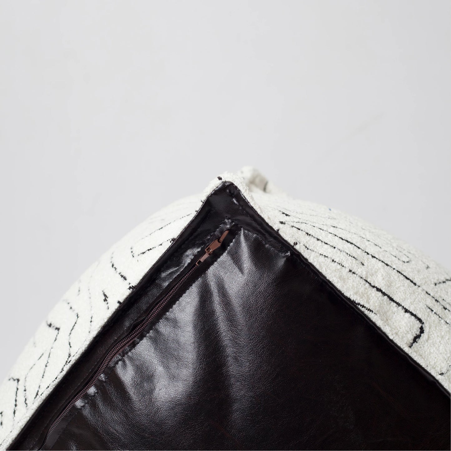 Amorf - Soyut Desenli Puf - Beyaz & Siyah