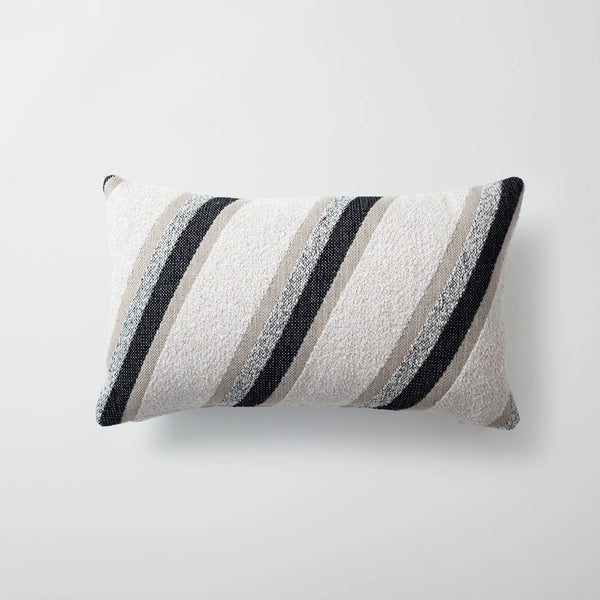 Siyah keten verev çizgili desenli kırlent kılıfı 30x50 cm